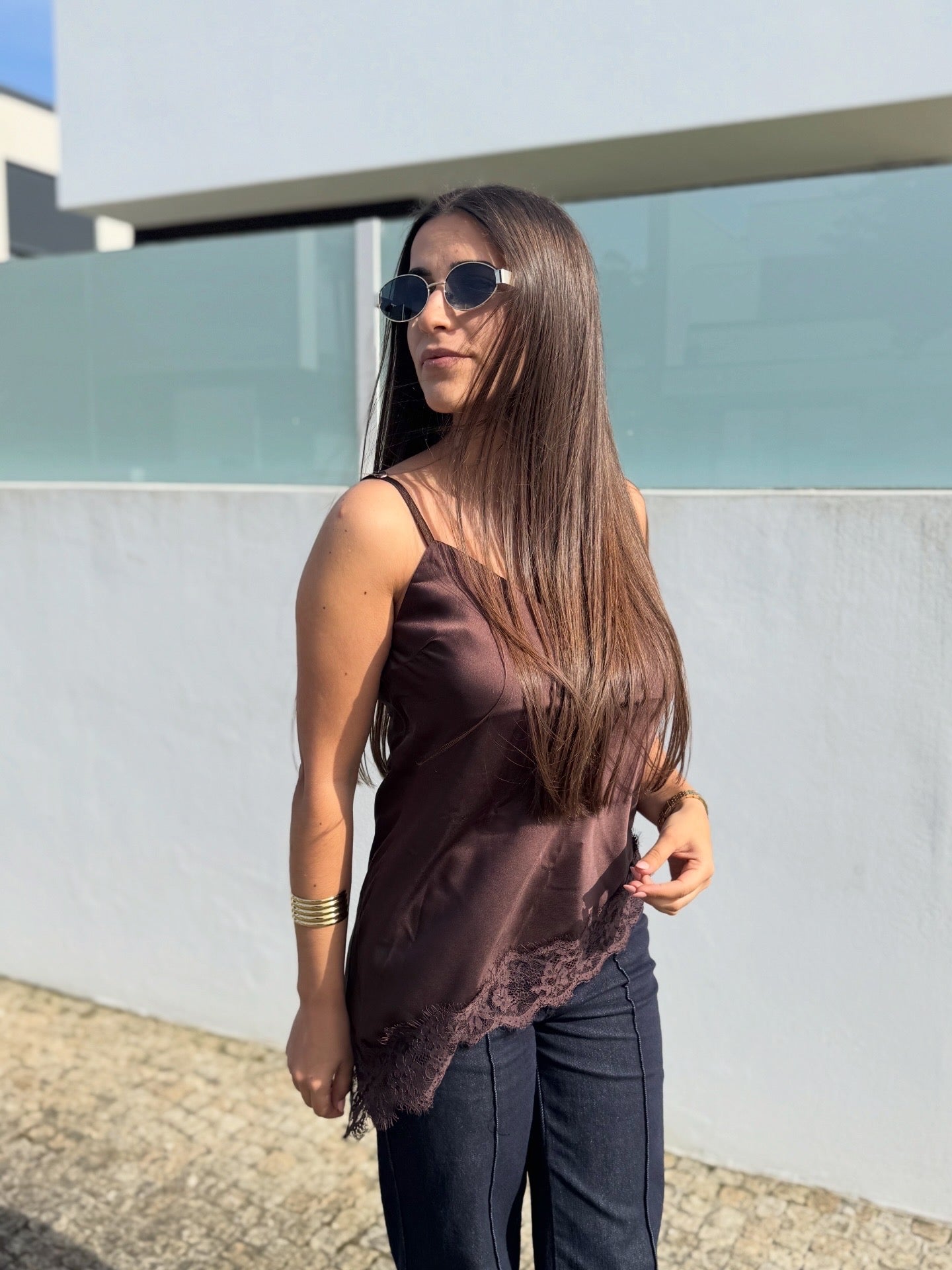 TOP DE ALÇAS ACETINADO COM RENDA