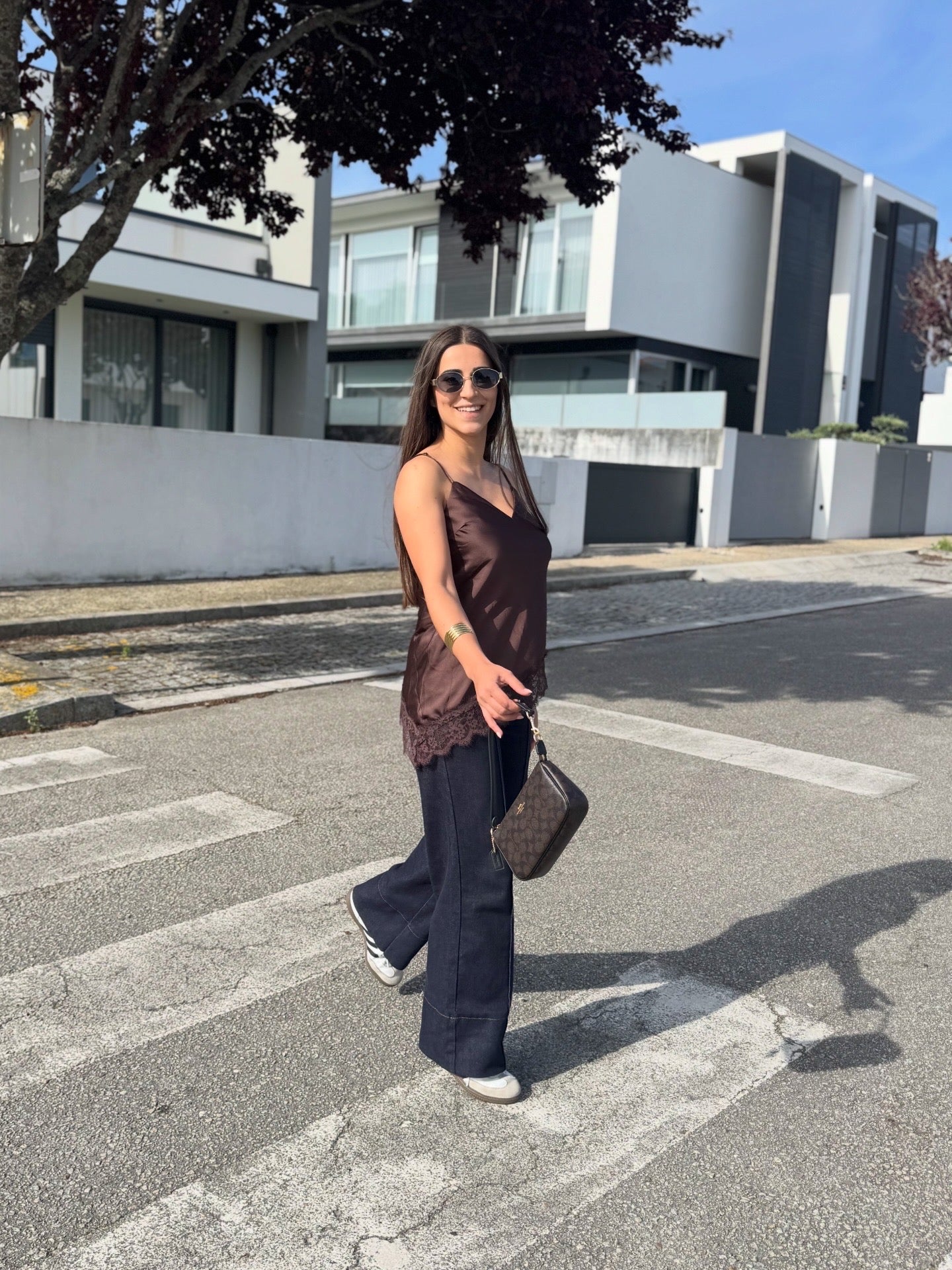 TOP DE ALÇAS ACETINADO COM RENDA