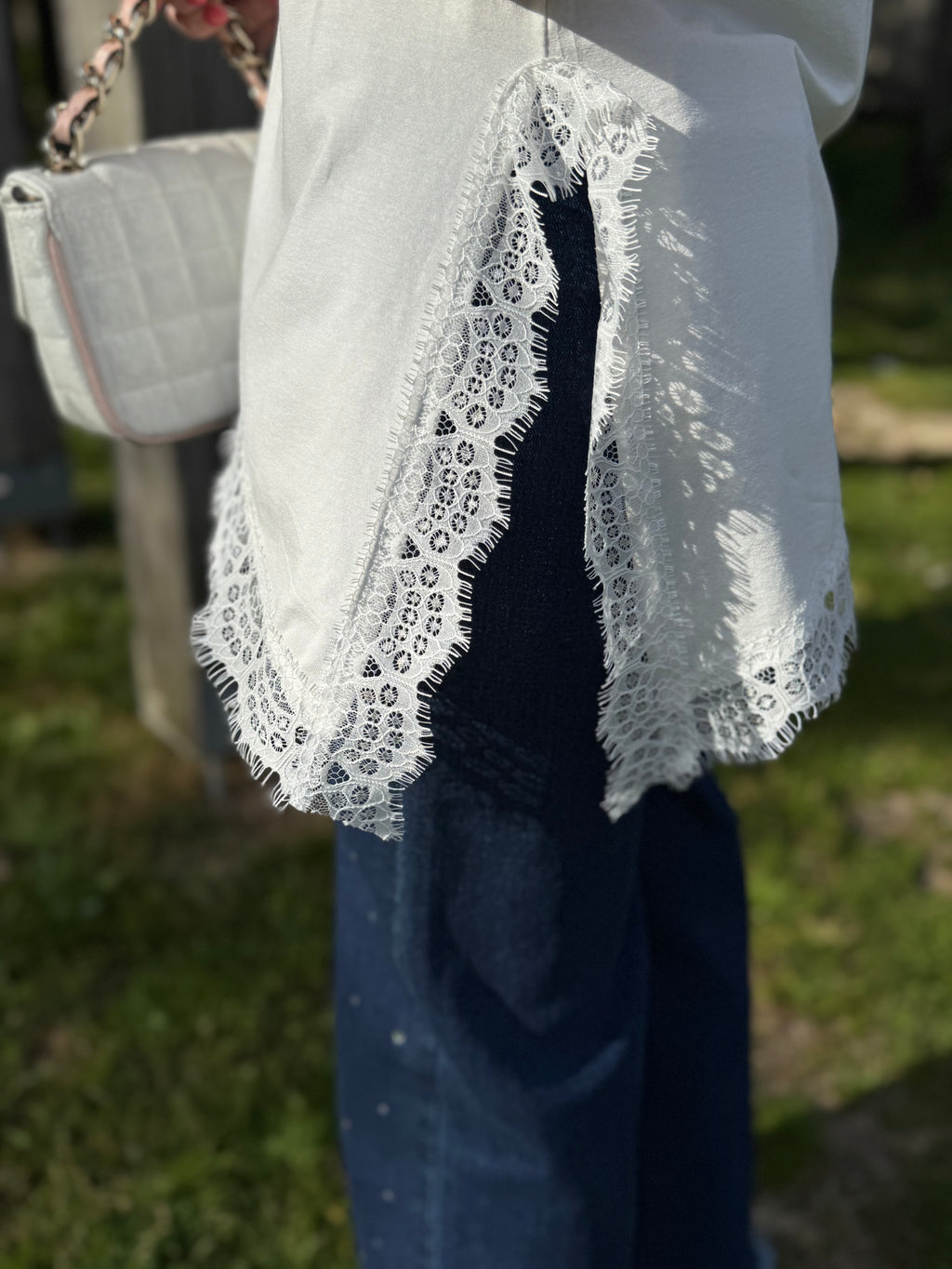 T-SHIRT COMBINADA COM RENDA