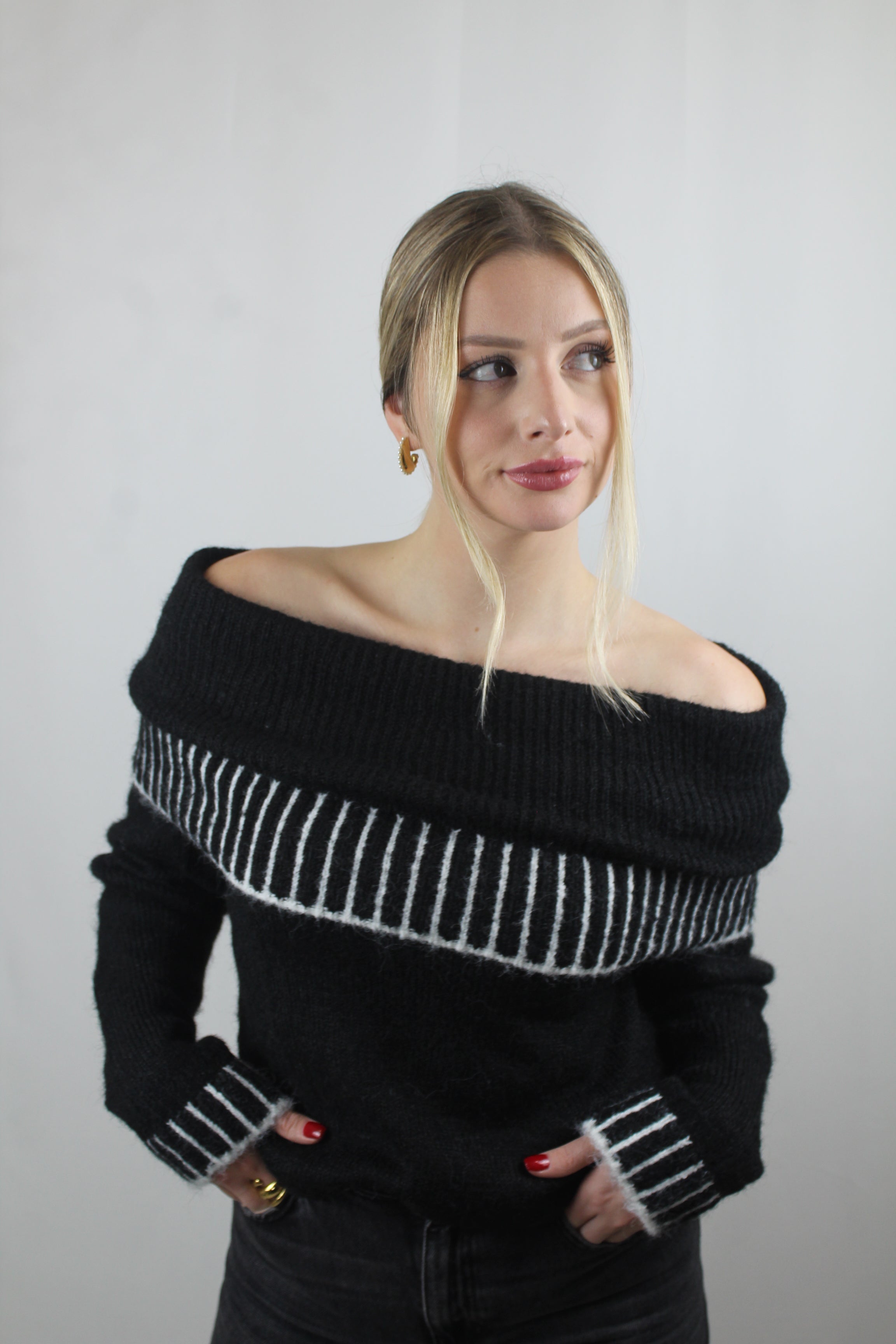 CAMISOLA DE MALHA COM OMBROS DESCOBERTOS