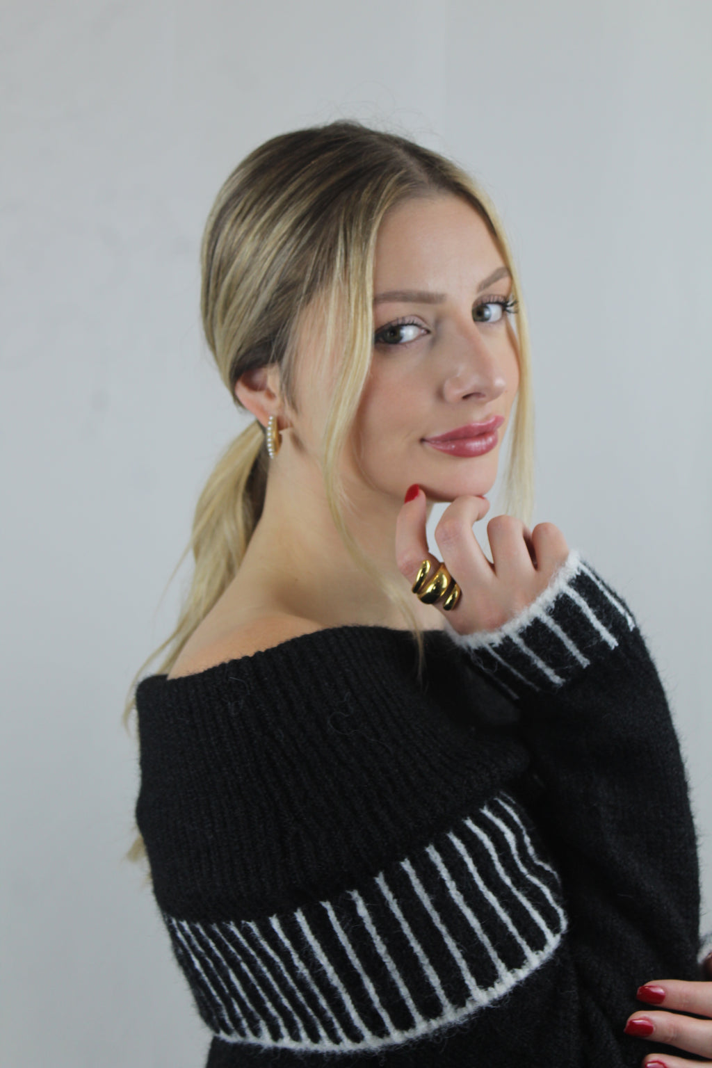 CAMISOLA DE MALHA COM OMBROS DESCOBERTOS