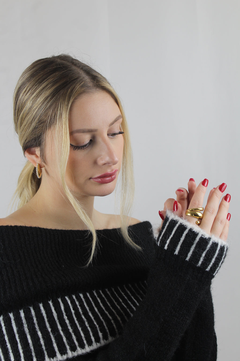 CAMISOLA DE MALHA COM OMBROS DESCOBERTOS