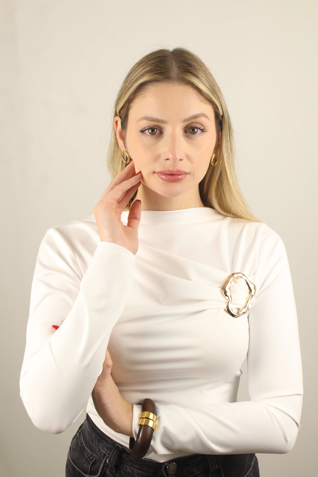 BLUSA COM DETALHE DOURADO