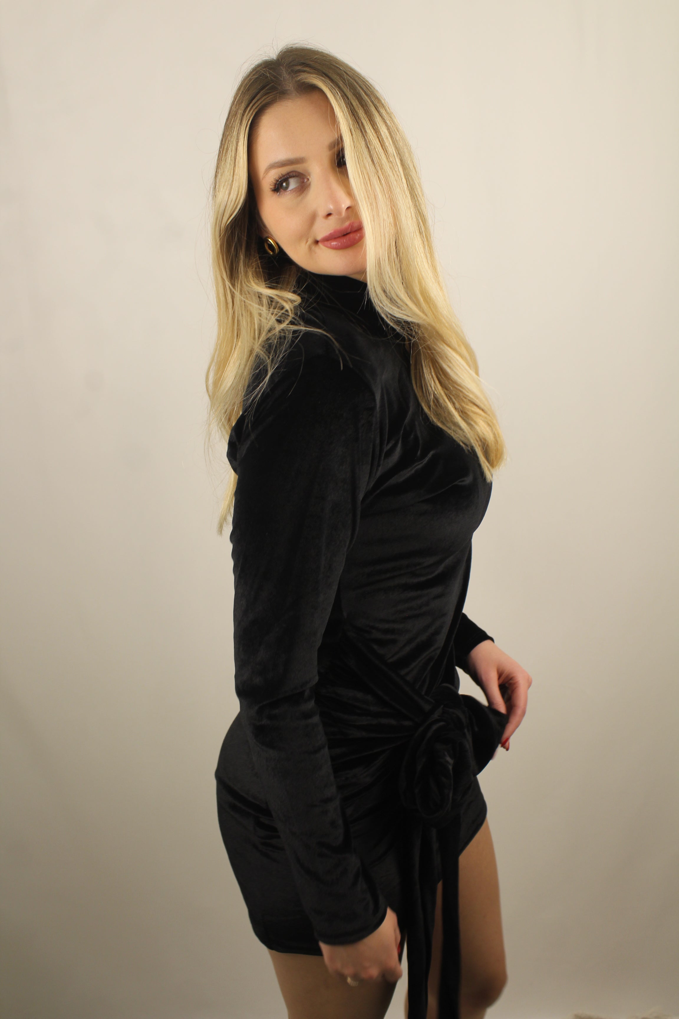 VESTIDO TIPO VELUDO COM LAÇO