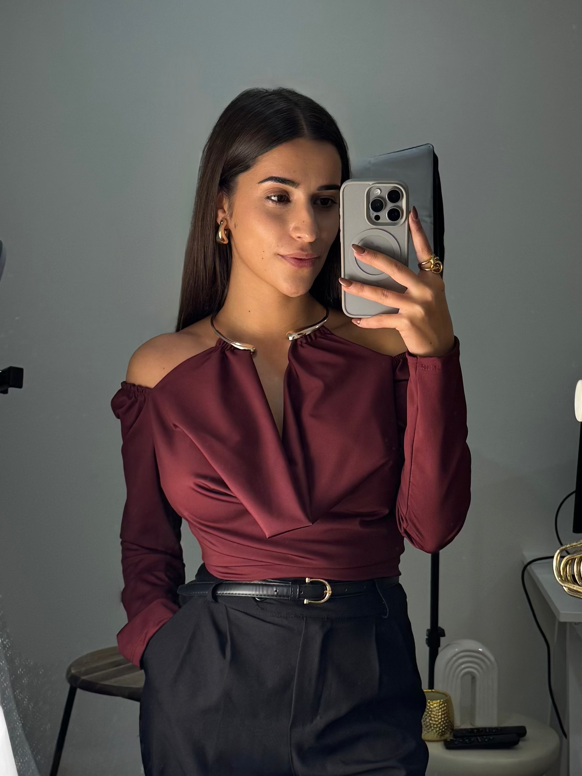 BLUSA COM DETALHE NO PESCOÇO