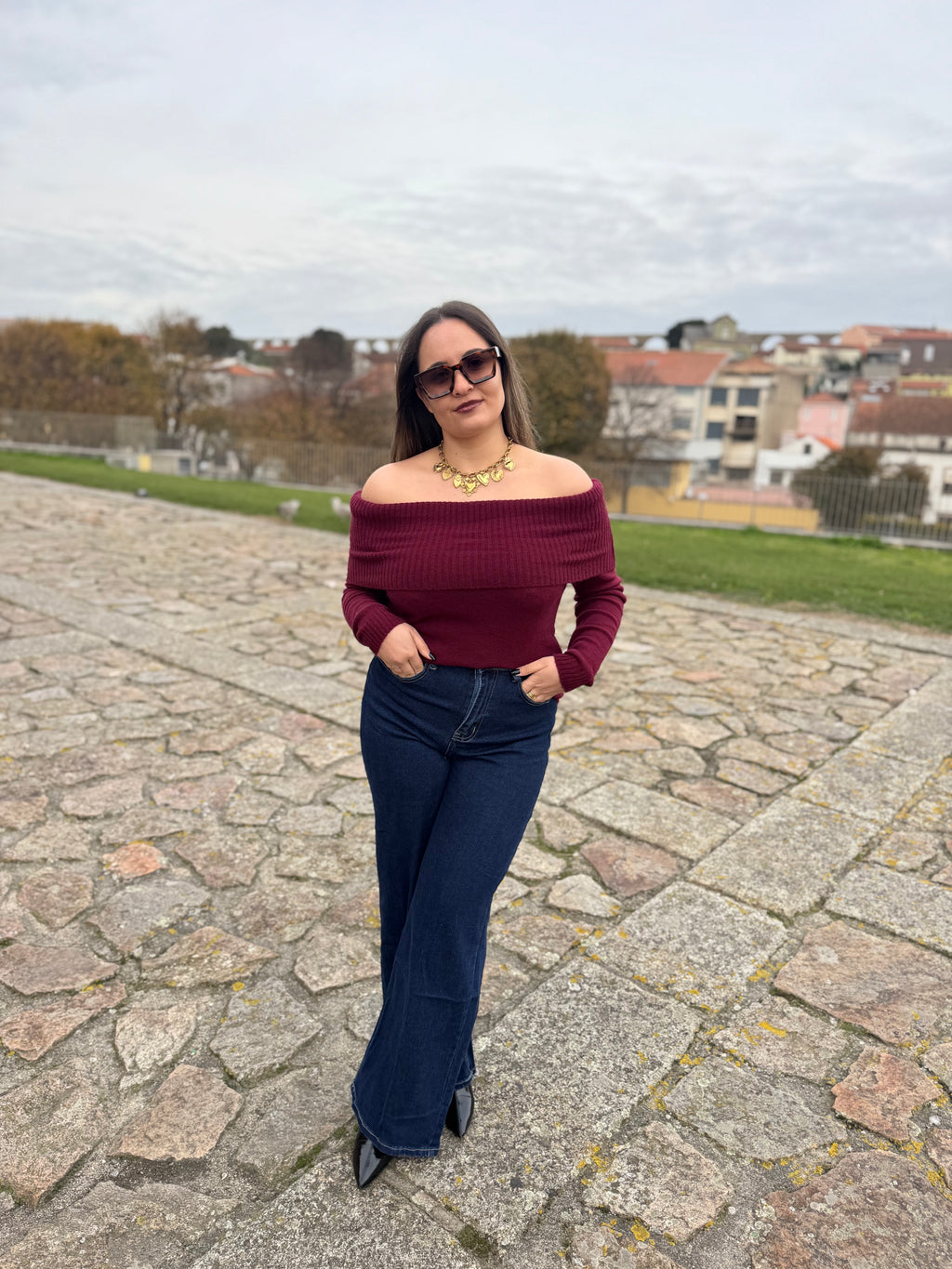 CAMISOLA DE MALHA COM OMBROS DESCOBERTOS