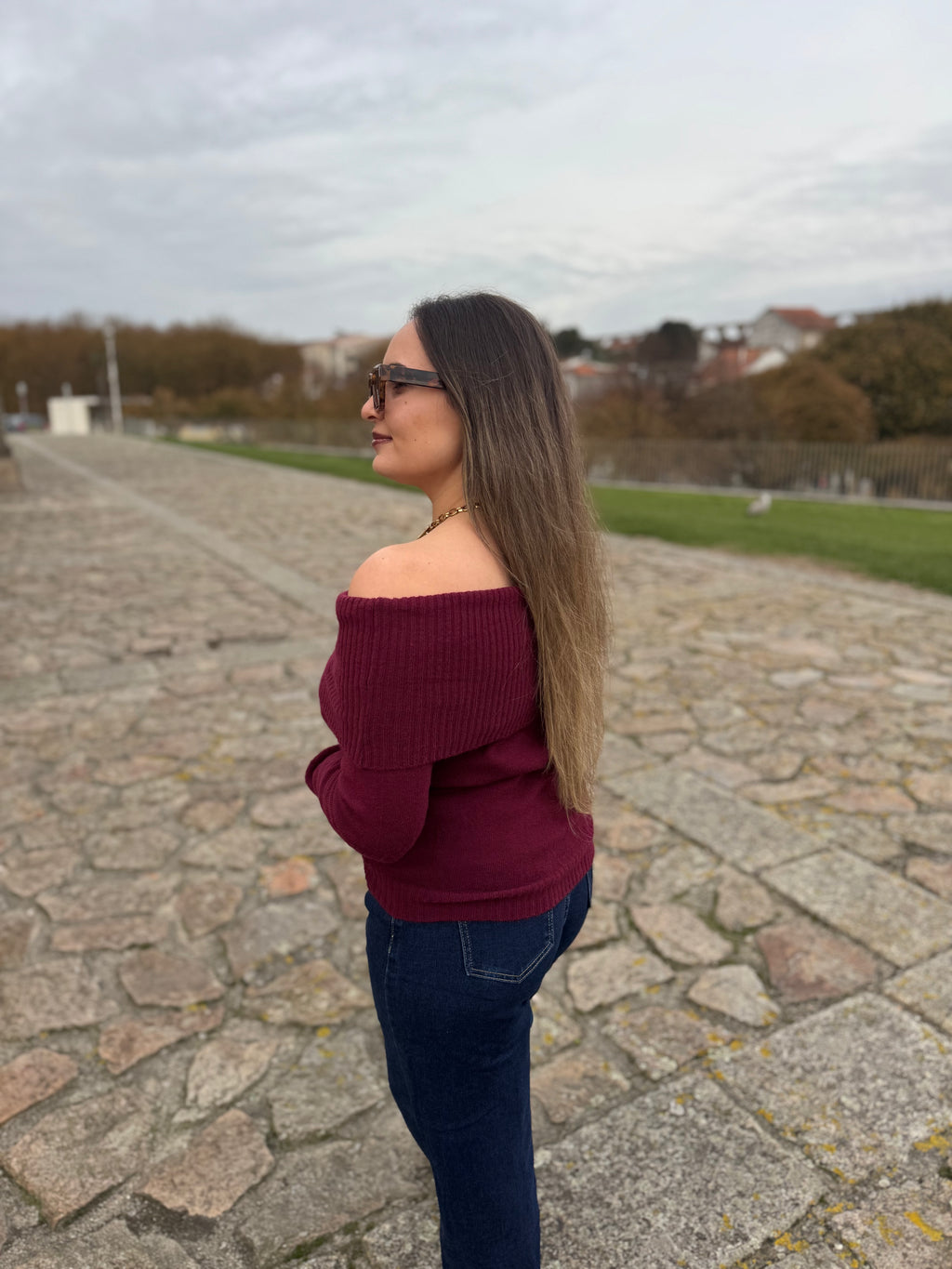 CAMISOLA DE MALHA COM OMBROS DESCOBERTOS