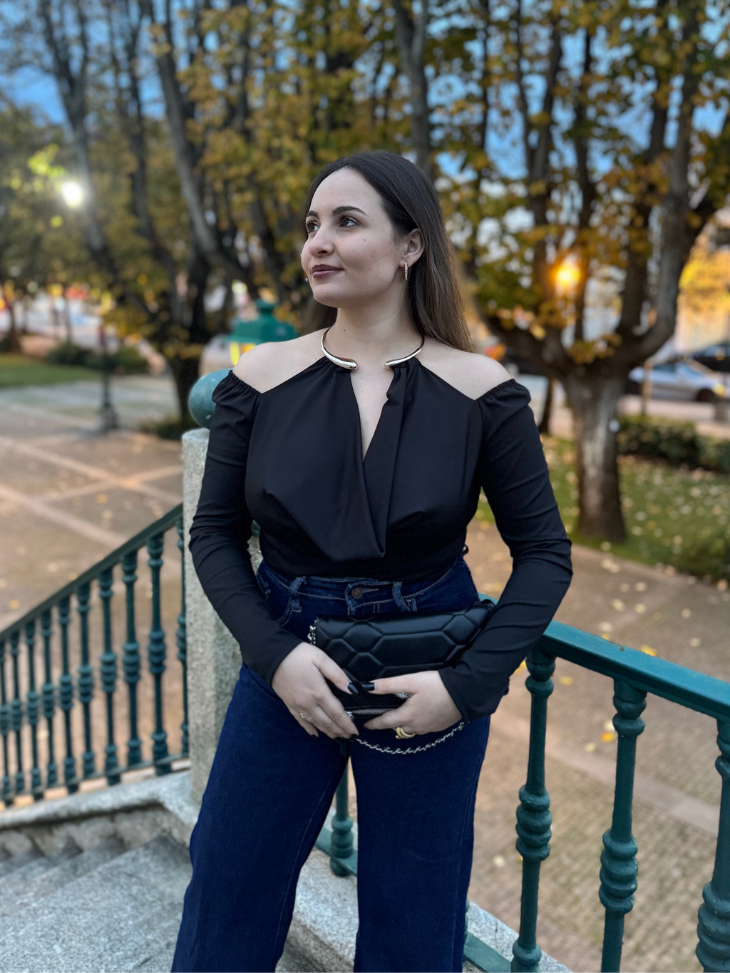 BLUSA COM DETALHE NO PESCOÇO