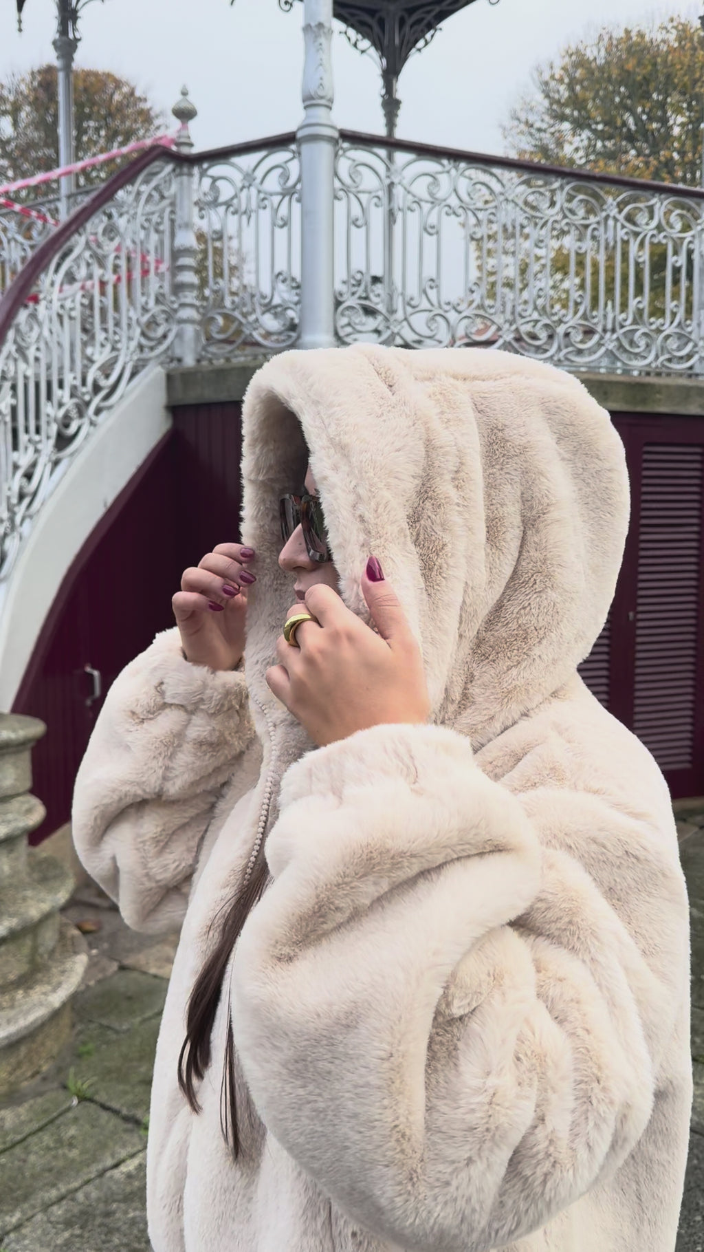 CASACO DE PELO COM CAPUZ