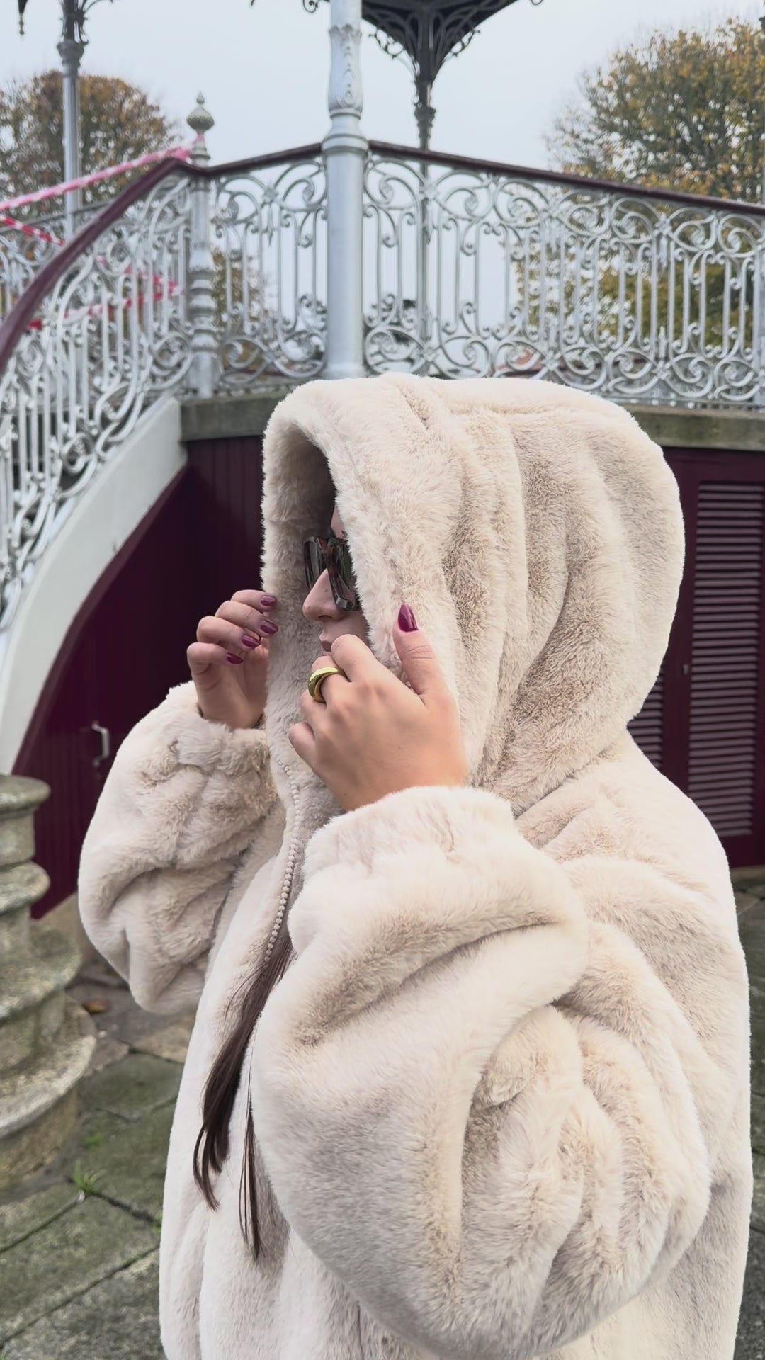 CASACO DE PELO COM CAPUZ